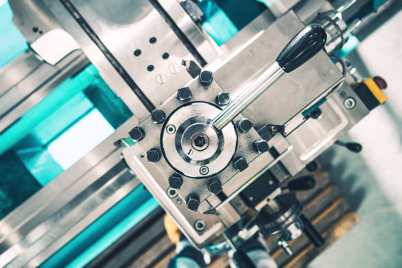 Distribution of industrial equipment: synchronization, traceability and logistical precision